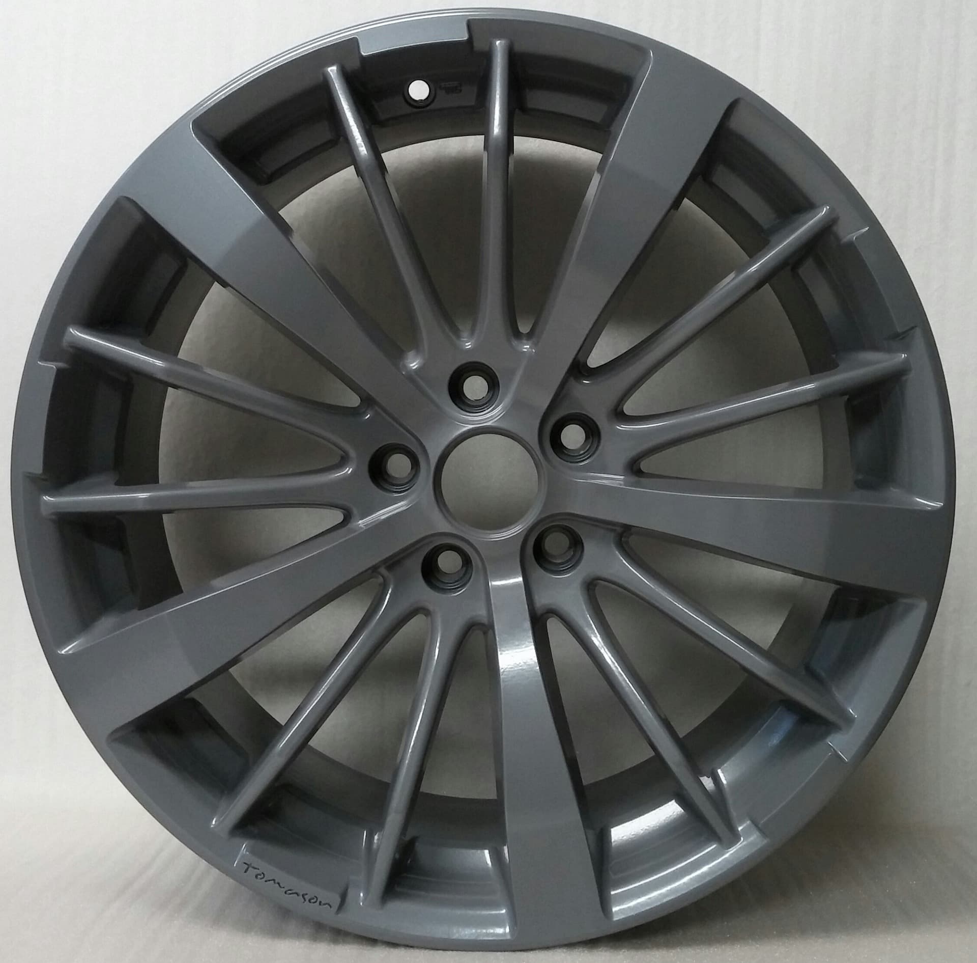 En pulverlackerad aluminiumfälg från Tomason